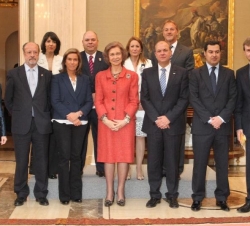 Fotografía de grupo de Doña Sofía con la ministra de Sanidad, Servicios Sociales e Igualdad, el presidente de la Junta de Extremadura, el secretario d